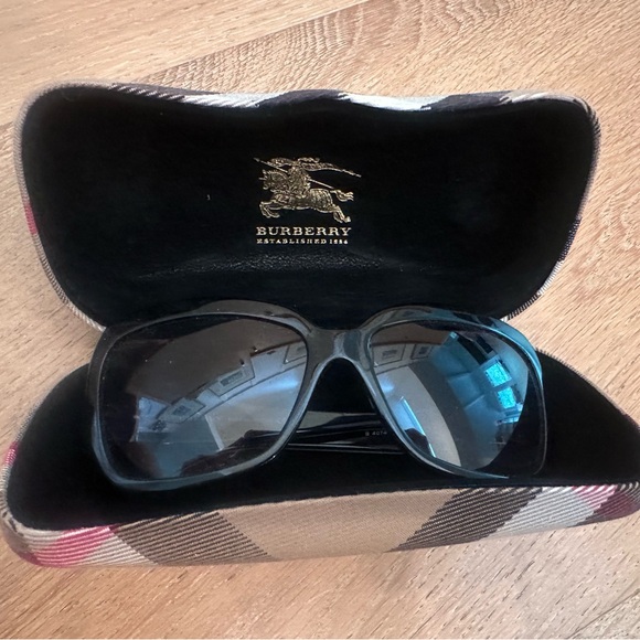 Burberry Black Women's Sunglasses with Case - Picture 5 of 5